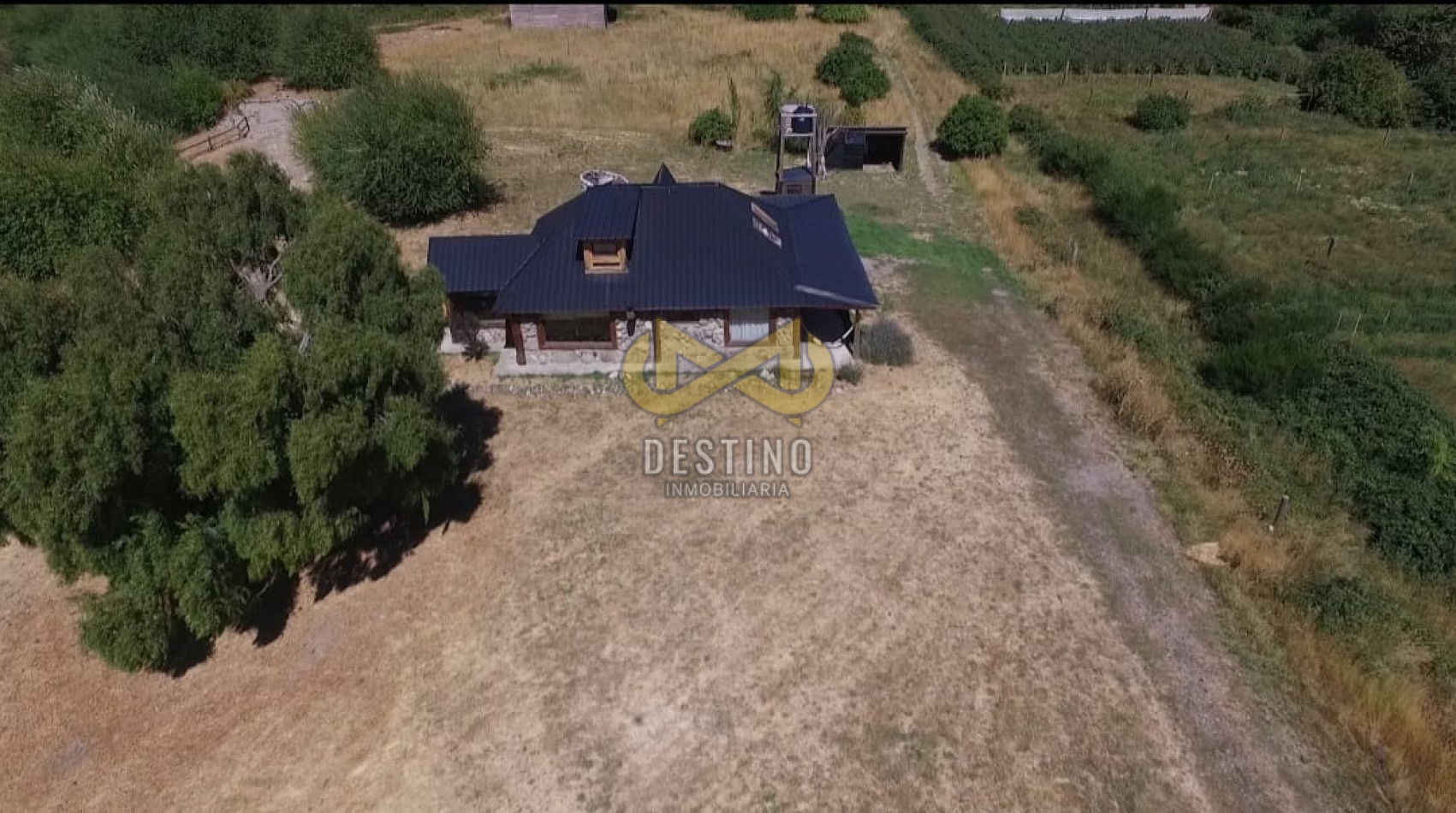 Gran Oportunidad! Casa con Amplio Terreno