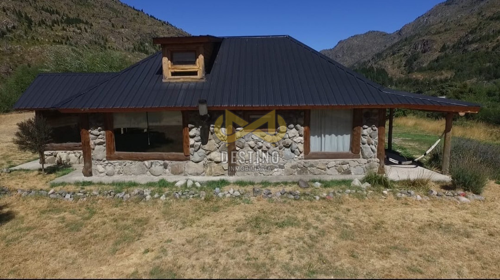 Gran Oportunidad! Casa con Amplio Terreno